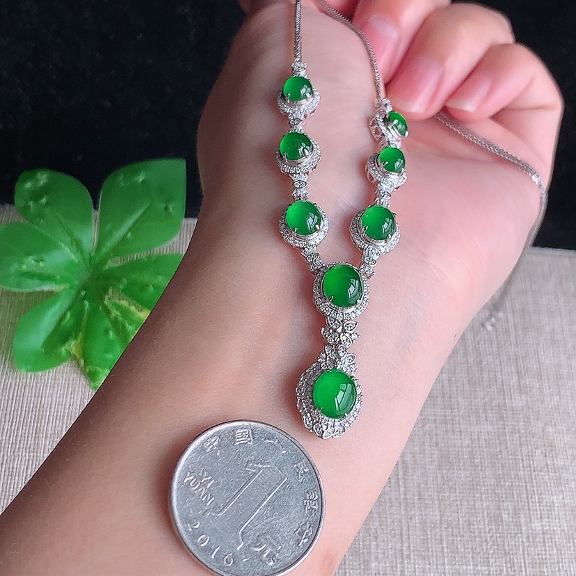 天然A货翡翠18K金伴钻镶嵌阳绿蛋面宴会款项链 
尺寸7.7-7-7.4mm 重量11.46g 0326