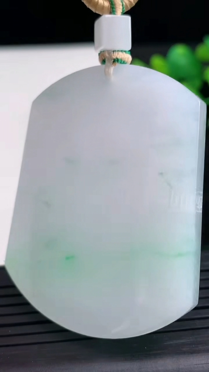 天然A货翡翠仿古无事牌吊坠尺寸53.9-41.3-5.8重量:41.22g
3月28日