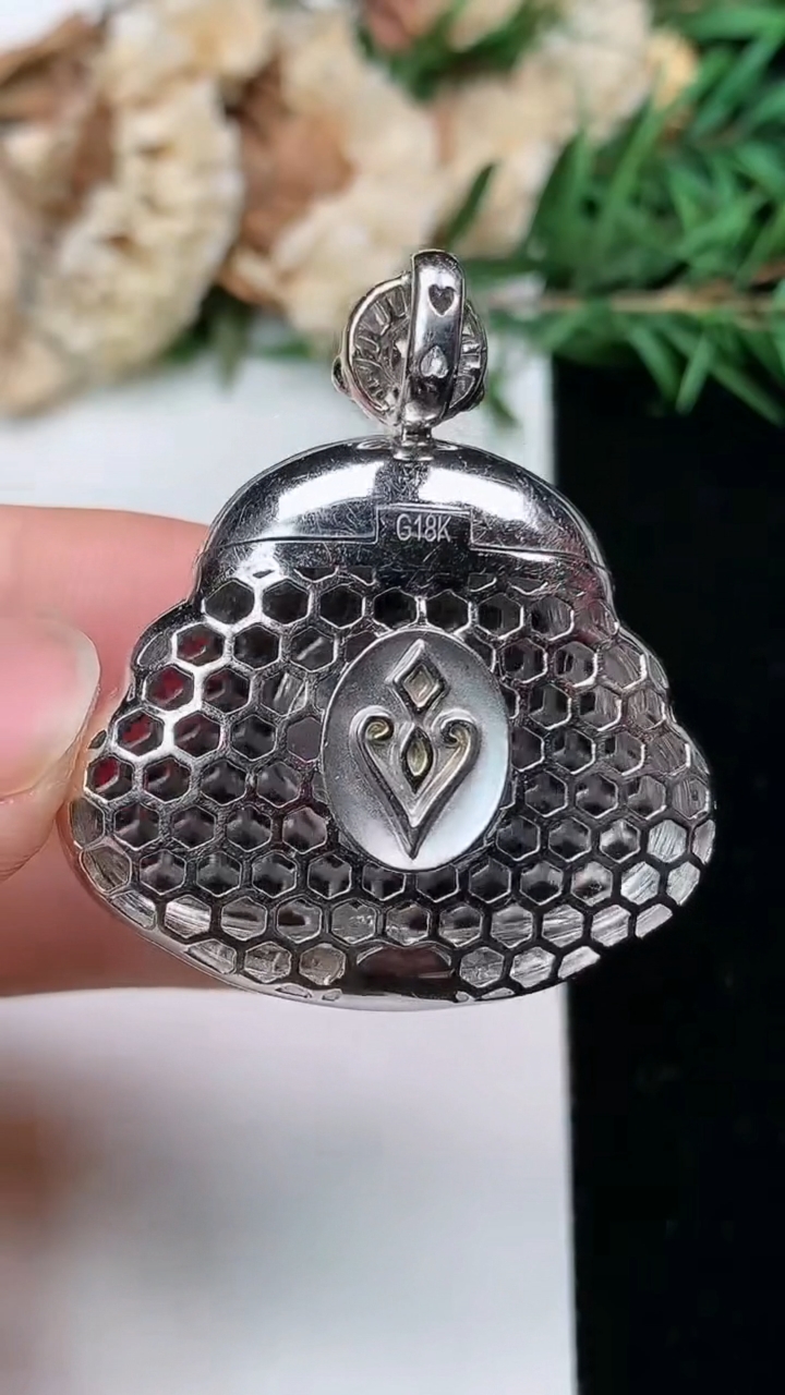 天然A货翡翠佛公吊坠，尺寸37.2-32.9-12.8，裸石23.2-30.6，重量:14.00g
3月28日