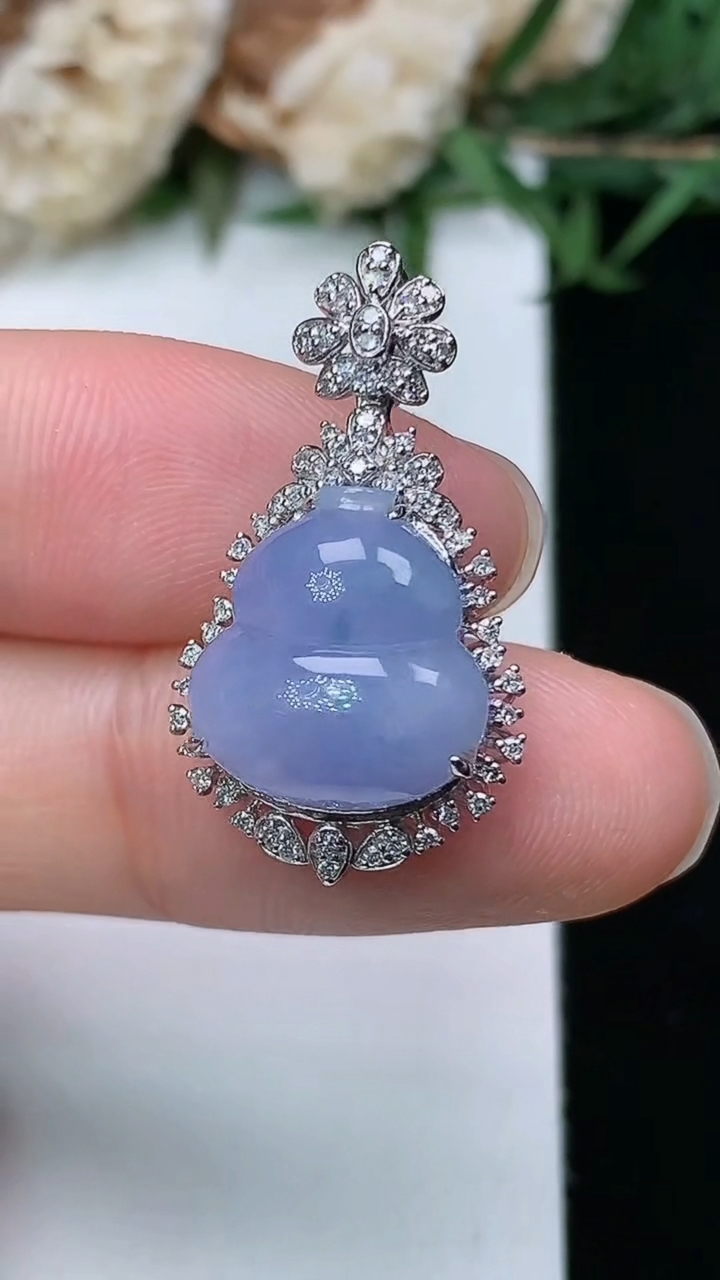 天然A货翡翠k金紫罗兰 飘花葫芦吊坠，尺寸26-14.7-9.2，裸石12.8-12，重量:3.31g
3月28日