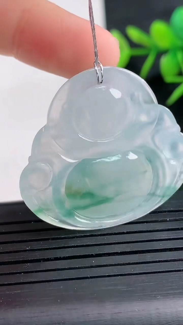 天然A货翡翠种飘花佛公吊坠尺寸32.2-36.2-5.9重量:10.65g
3月28日