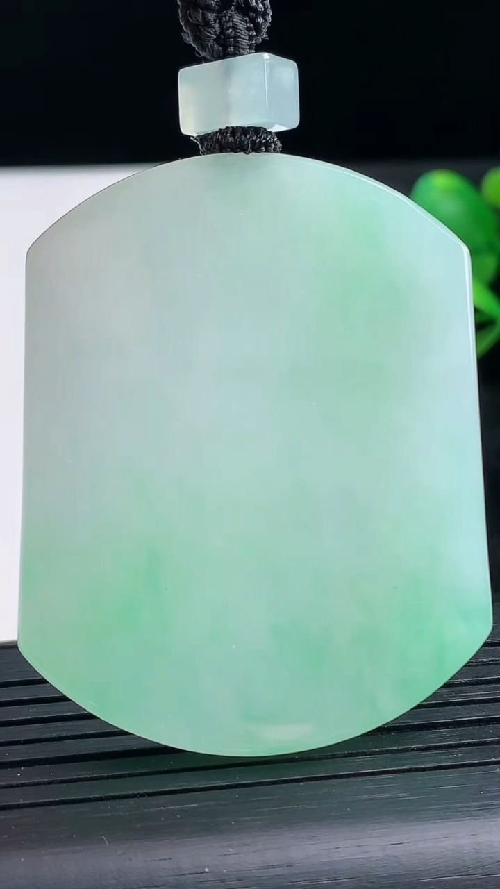 天然A货翡翠无事牌吊坠尺寸54.7-43.2-5.9重量:45.37g
3月28日