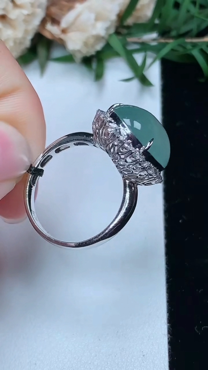 天然A货翡翠飘花蛋面戒指，尺寸17.5-15.4-12.5，重量:4.56g2026年3月28日
工厂直销收藏佳品,种好水足，色泽均匀，有种有色，上手高大气！