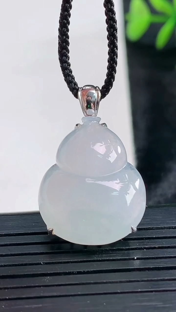 天然A货翡翠种飘花葫芦吊坠尺寸28.6-18.5-8.6重量:4.85g
3月28日