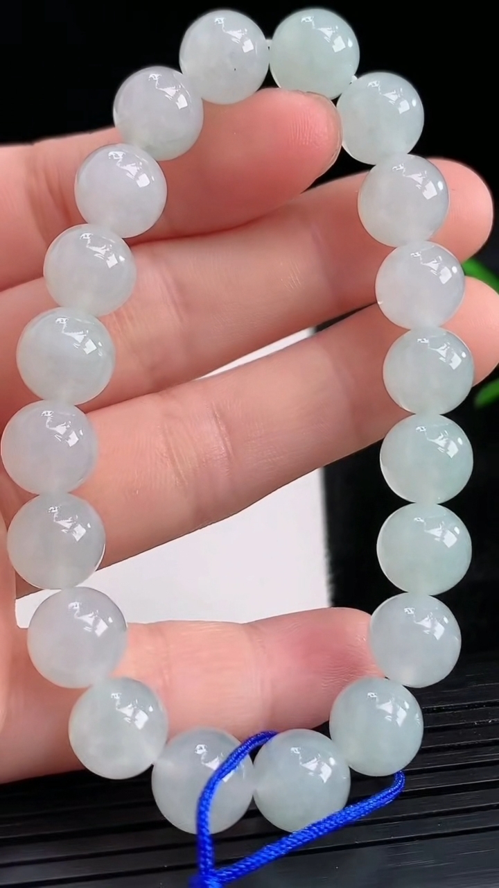 天然A货翡翠圆珠手串尺寸9.1-20颗重量:25.91g3月28日
工厂直销收藏佳品,种好水足，色泽均匀，有种有色，上手高大气！