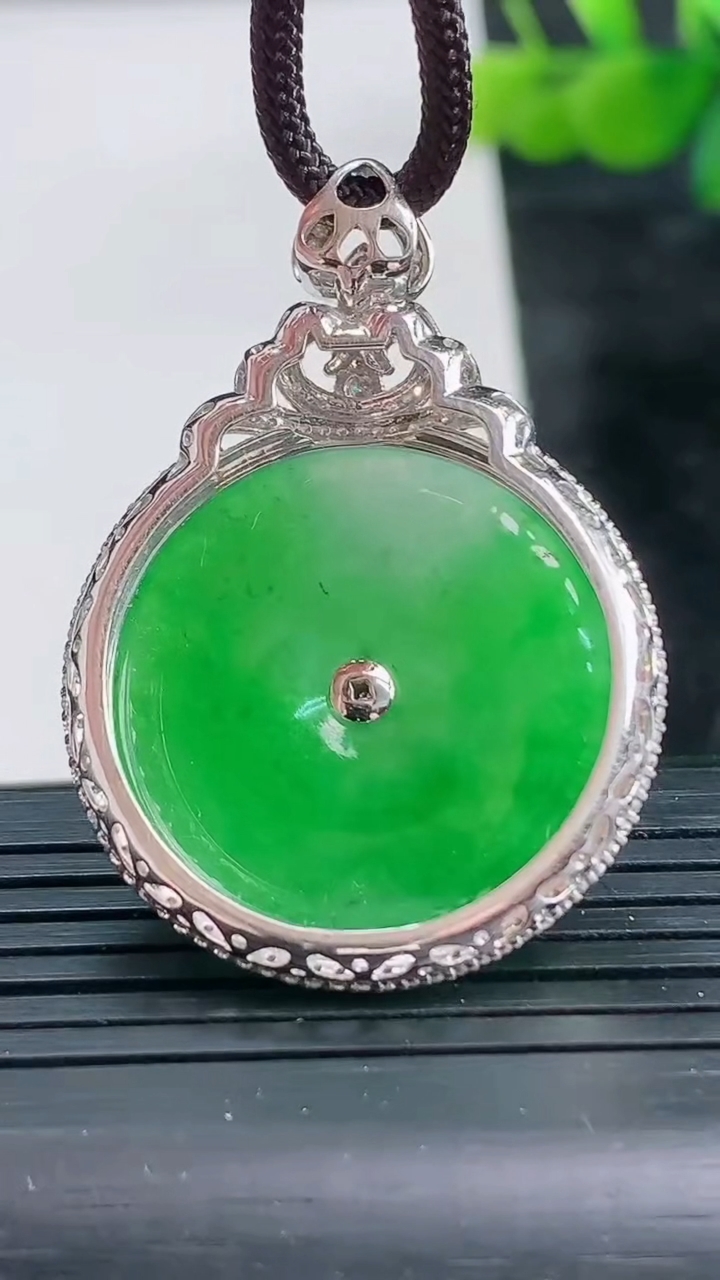 天然A货翡翠平安扣吊坠尺寸39.8-28.5-7.6裸石24.4重量:8.71g
3月28日