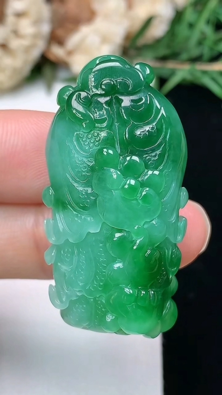 天然A货翡翠白菜吊坠，尺寸38.5-18.9-12.6，重量:15.99g
3月28日