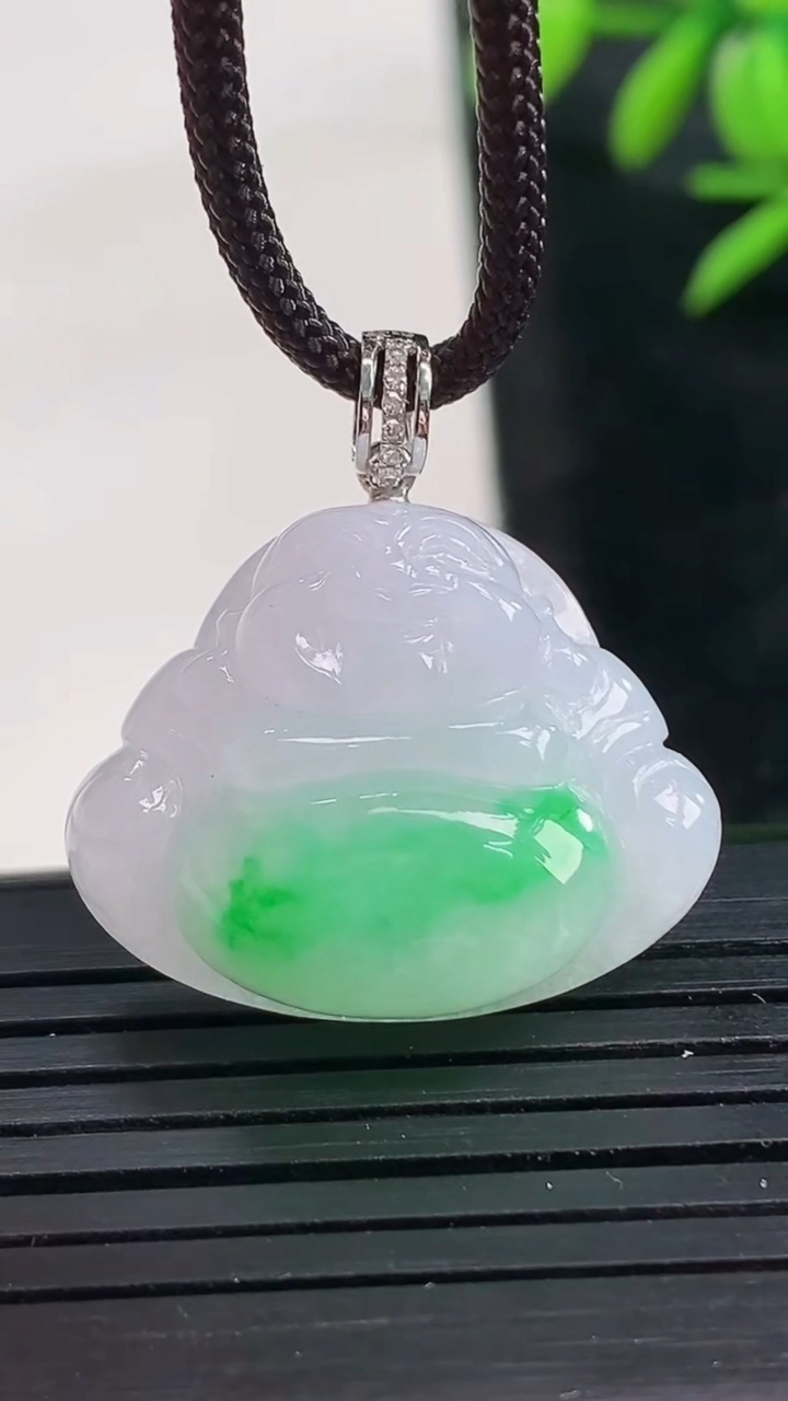 天然A货翡翠佛公吊坠尺寸19.9-25.1-8.2重量:7.19g
3月28日