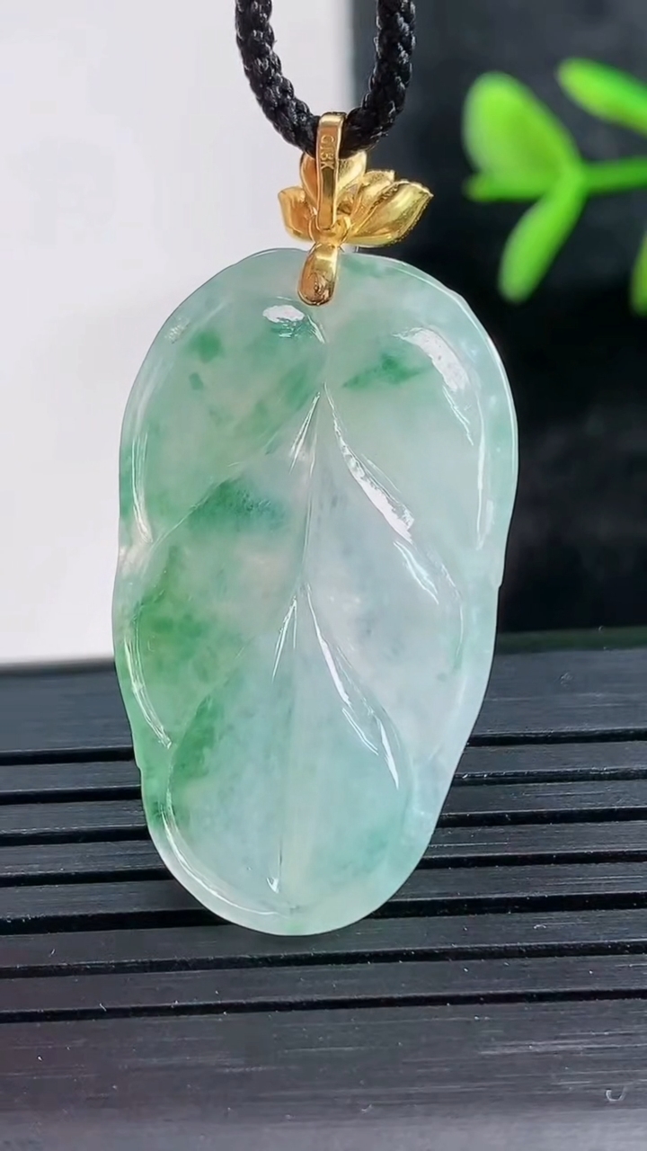 天然A货翡翠种飘花金枝玉叶 叶子吊坠尺寸32-18.6-4.7重量:5.74g
3月28日