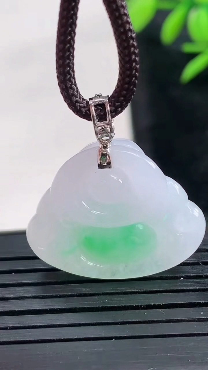 天然A货翡翠佛公吊坠尺寸19.9-25.1-8.2重量:7.19g
3月28日