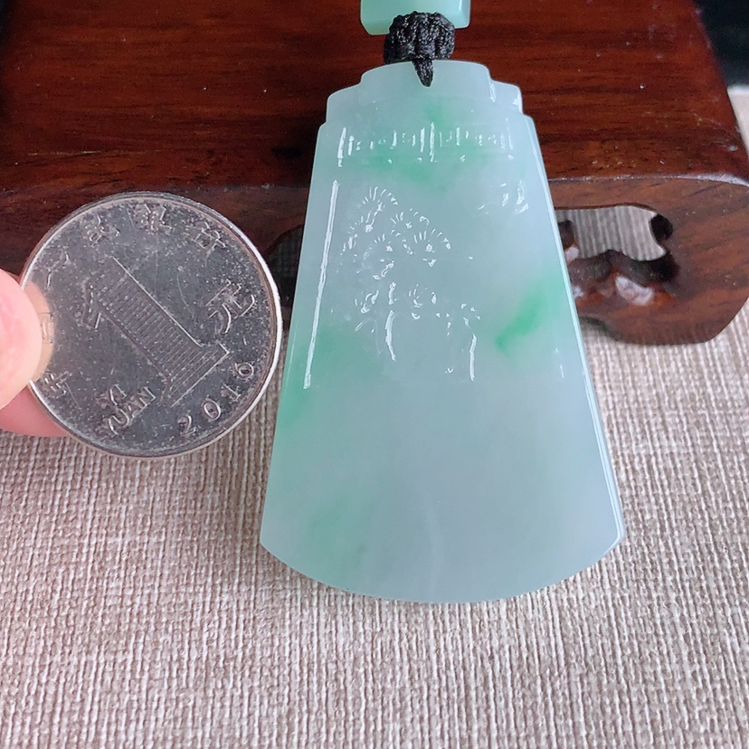 天然A货翡翠飘绿迎客松仿古无事牌吊坠 
尺寸52-34-5.8mm 重量28.54g 0328