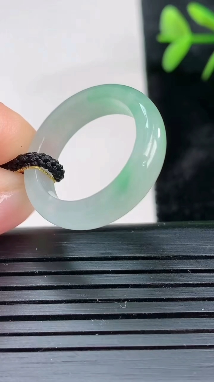 天然A货翡翠指环戒指尺寸17.4-5.4-3.2重量:3.39g2026年3月28日
工厂直销收藏佳品,种好水足，色泽均匀，有种有色，上手高大气！