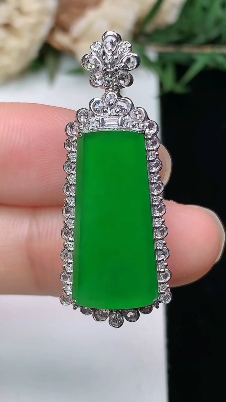 天然A货翡翠无事牌吊坠，尺寸35.6-13.7-9.6，裸石20.9-9.9，重量:5.06g
3月