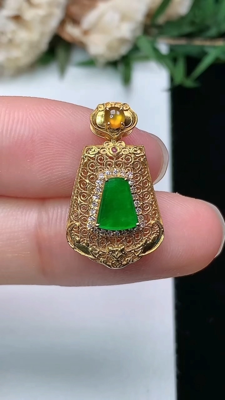 天然A货翡翠无事牌吊坠，尺寸21.2-12.6-6.5，裸石6.5-5，重量:1.59g
3月28日