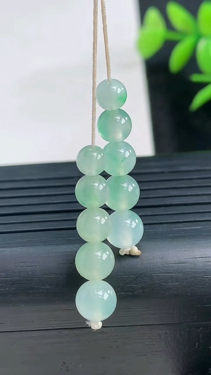 天然A货翡翠圆珠吊坠一手尺寸5.2重量:3.08g3月28日
工厂直销收藏佳品,种好水足，色泽均匀，有种有色，上手高大气！