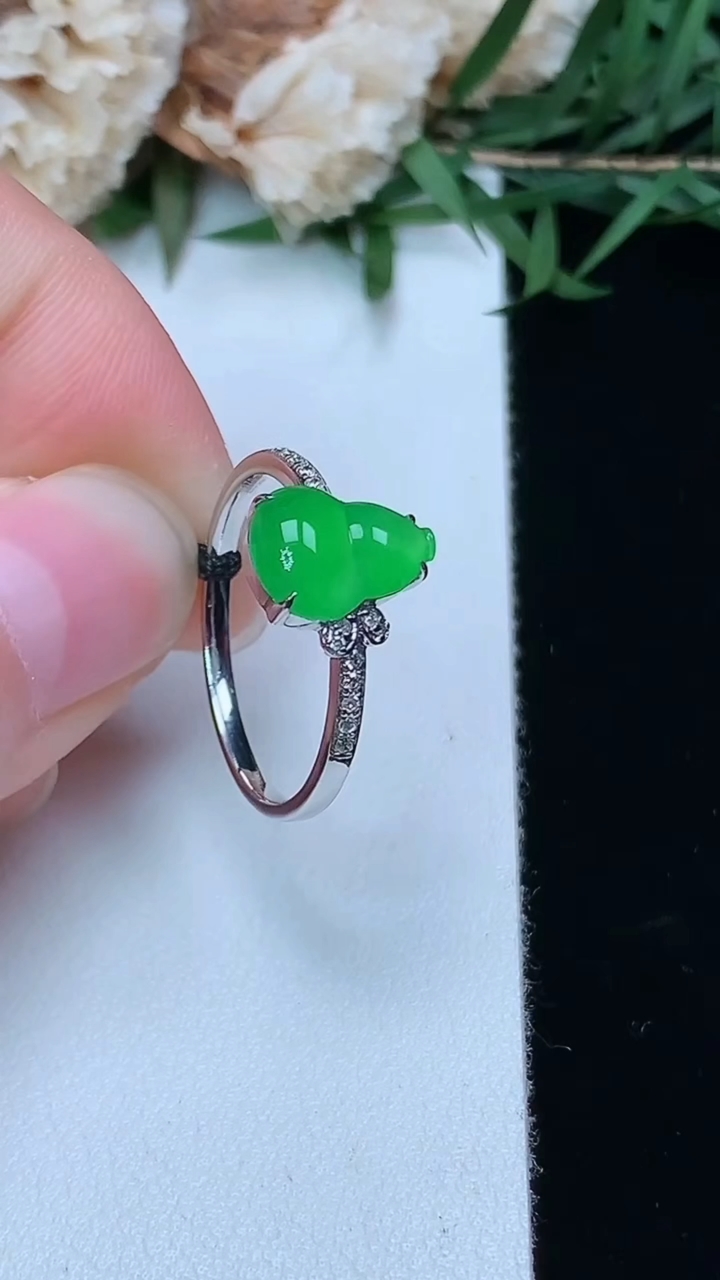 天然A货翡翠葫芦戒指，尺寸17-9.4-7，重量:1.95g2026年3月28日
工厂直销收藏佳品,种好水足，色泽均匀，有种有色，上手高大气！