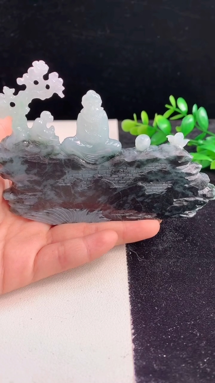 天然A货翡翠达摩祖师小摆件尺寸76-108-11.1重量:146.11g
3月28日