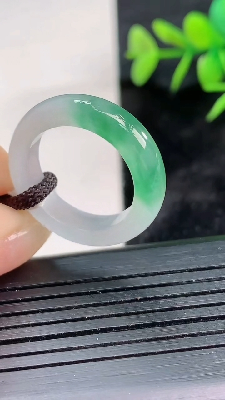 天然A货翡翠冰种飘花指环戒指尺寸17.6-5.6-3.6重量:4.08g2026年3月28日
工厂直销收藏佳品,种好水足，色泽均匀，有种有色，上手高大气！