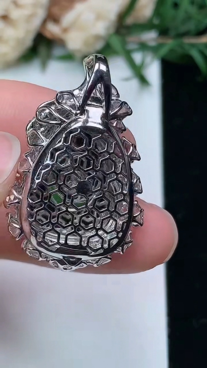 天然A货翡翠葫芦吊坠，尺寸30.4-20-11.4，裸石16.8-14，重量:6.86g
3月28日