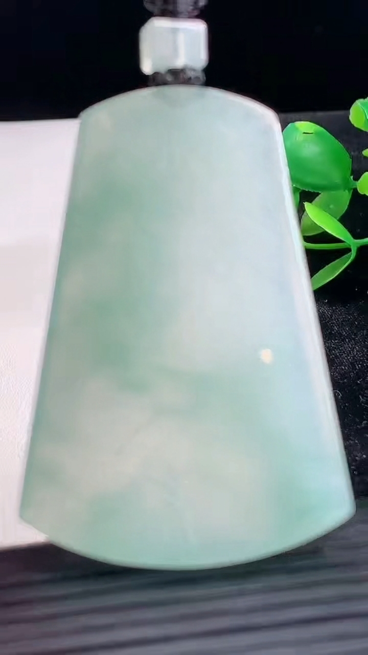 天然A货翡翠仿古无事牌吊坠尺寸57.8-38.4-4.9重量:32.75g
3月28日