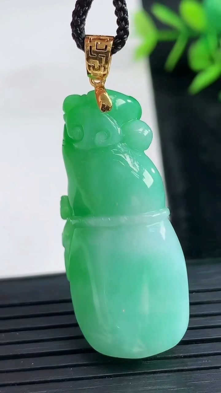 天然A货翡翠葫芦吊坠尺寸40-18.2-10.3重量:12.51g
3月28日