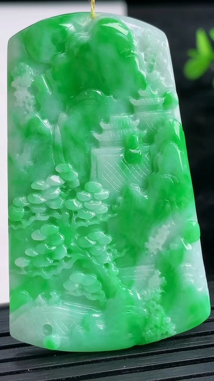 天然A货翡翠山水牌吊坠尺寸55.5-33.5-5重量:18.49g
3月28日