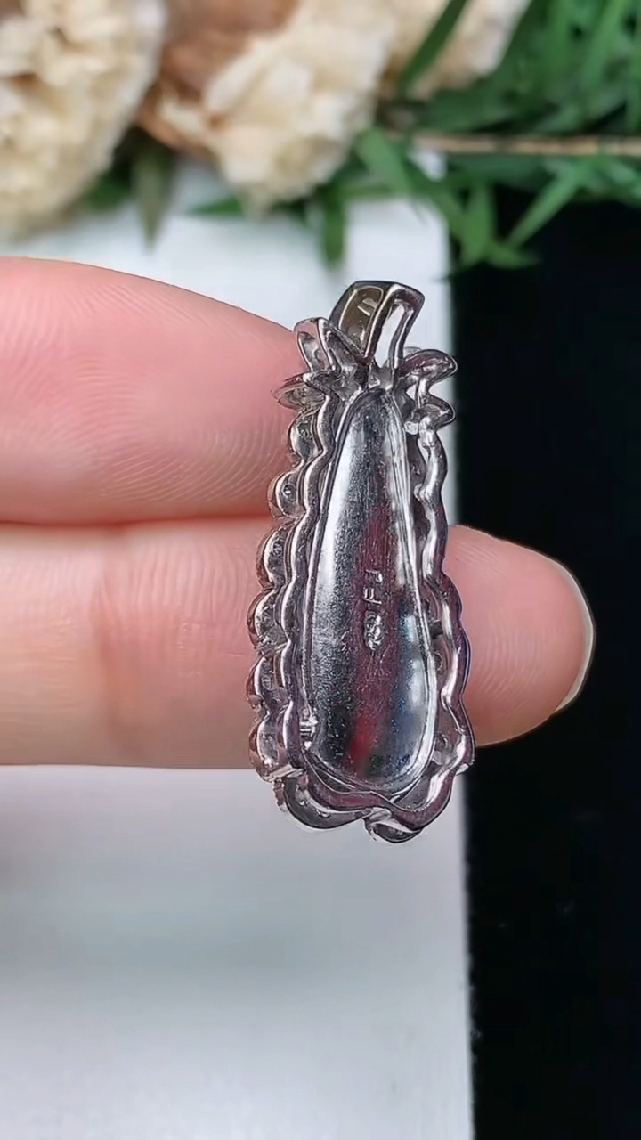 天然A货翡翠福豆吊坠，尺寸28.6-12-6.7，裸石21-8，重量:4.05g
3月28日