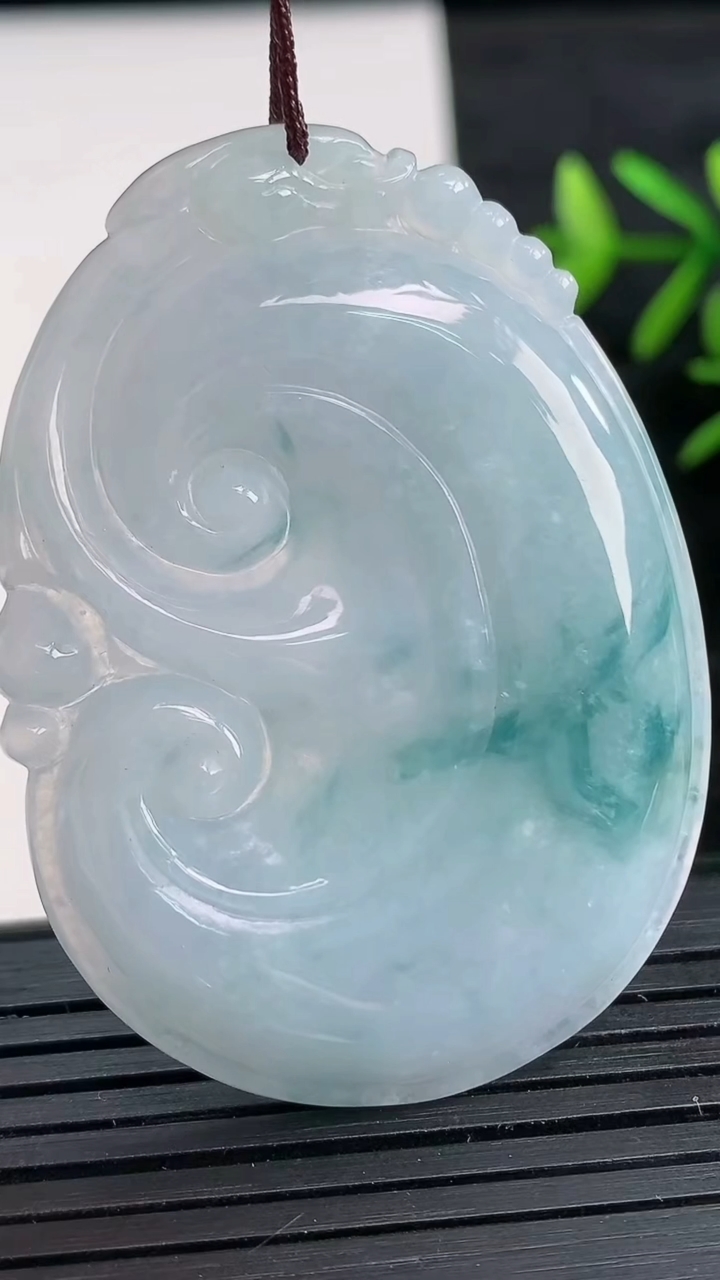 天然A货翡翠飘花如意吊坠尺寸50.8-37.1-5.7重量:20.08g
3月28日