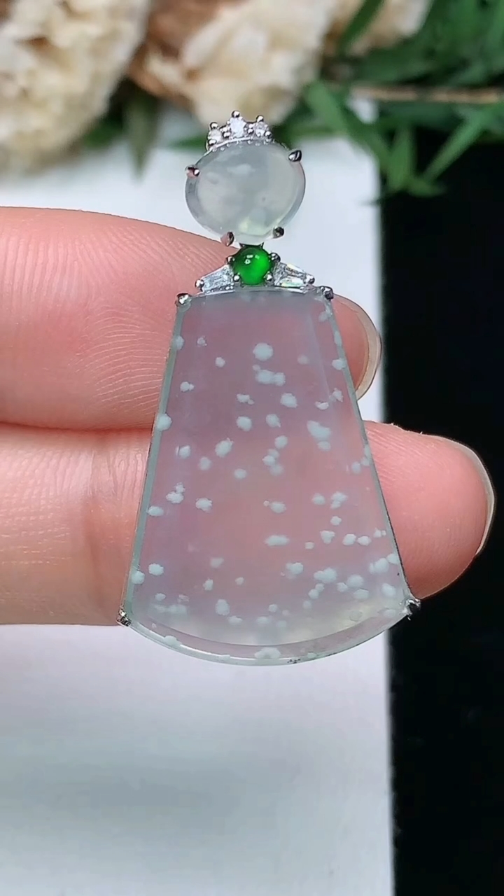 天然A货翡翠白冰无事牌吊坠，尺寸32.2-22.2-16.2-4.7，重量:2.71g
3月28日