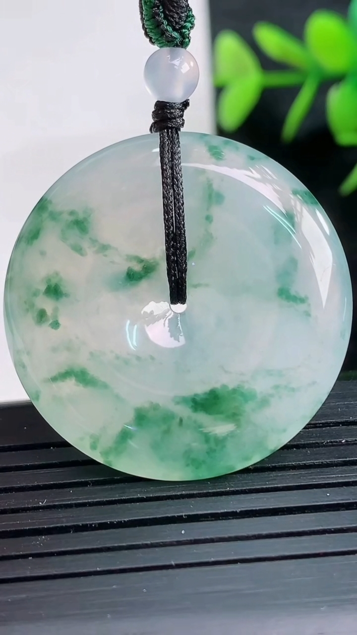 天然A货翡翠种飘花平安扣吊坠尺寸32.6-6.2重量:15.20g
3月28日