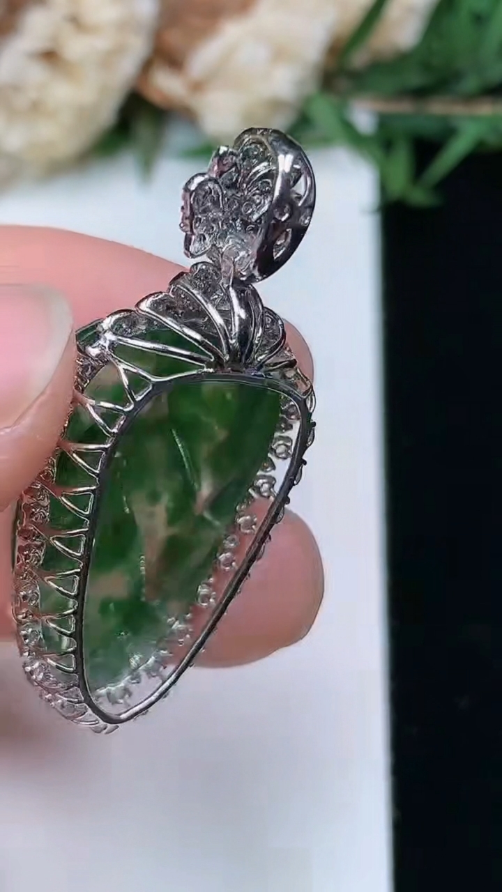 天然A货翡翠金枝玉叶 叶子吊坠，尺寸36.6-16.8-9.9
3月28日