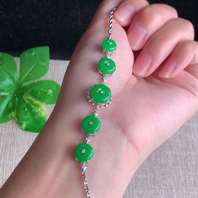 天然A货翡翠18K金伴钻镶嵌阳绿平安扣手链 
尺寸9.5-6.5mm 重量7.06g 0326