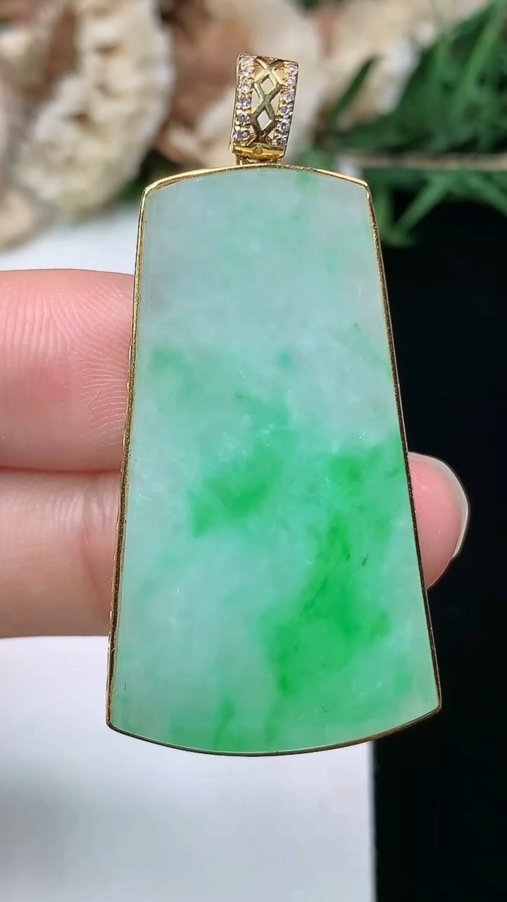 天然A货翡翠无事牌吊坠，尺寸36.8-21.7-6.8，重量:8.72g
3月28日