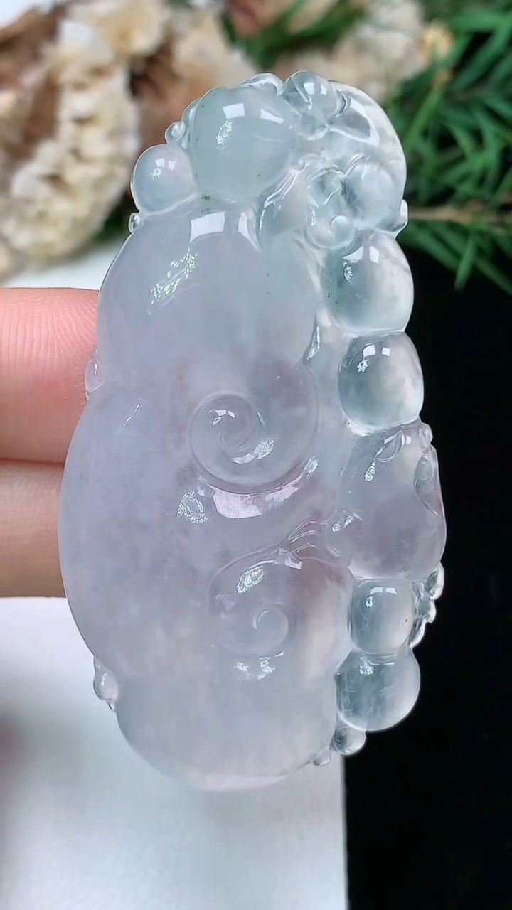 天然A货翡翠飘花如意吊坠，尺寸55-29.7-6.3，重量:19.02g
3月28日