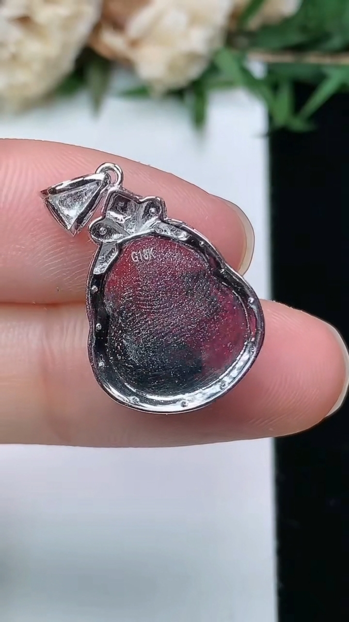 天然A货翡翠葫芦吊坠，尺寸24.3-13.9-5.9，裸石13.5-11.9，重量:1.83g
3月28日，重量:1.83g