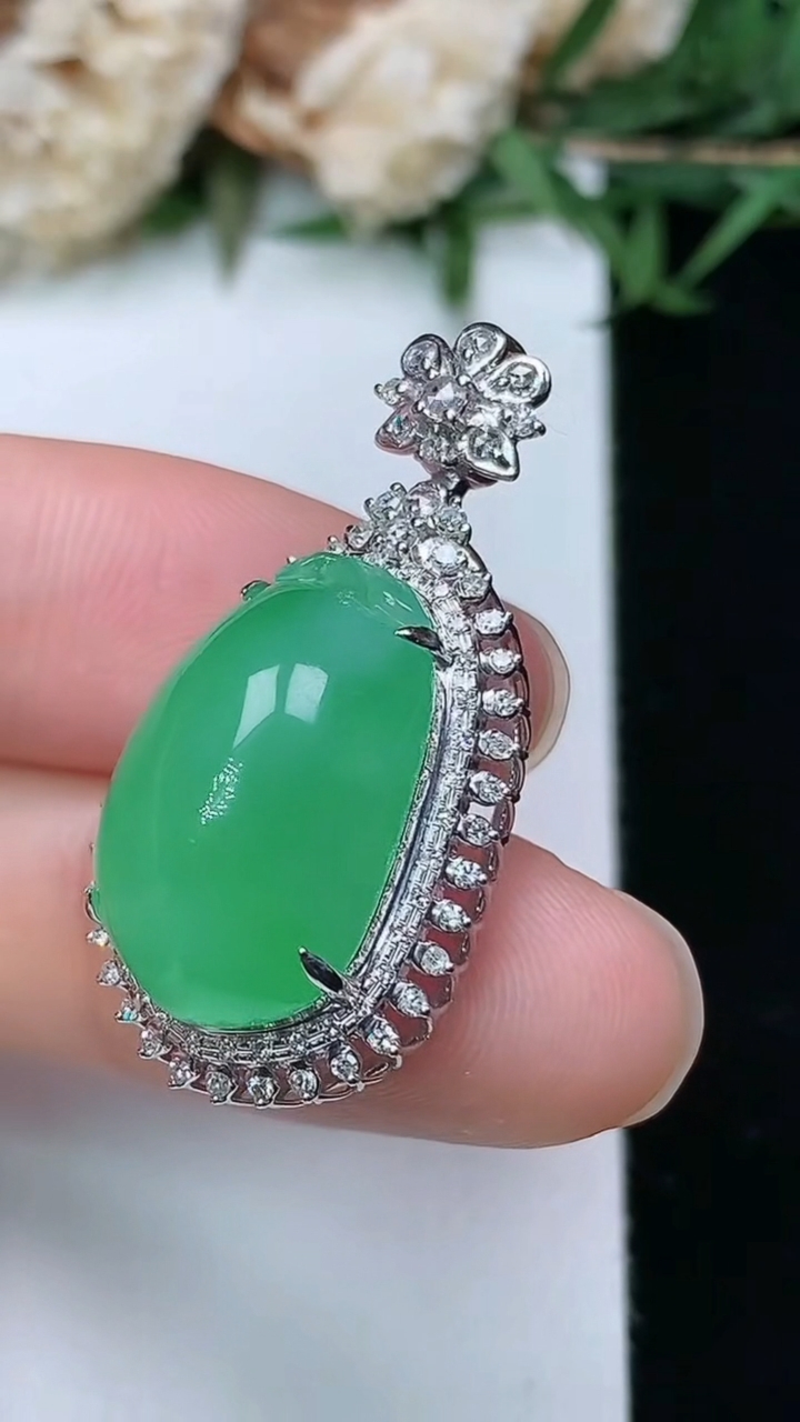 天然A货翡翠福瓜吊坠，尺寸31.7-16.3-13，裸石18-11.6，重量:5.36g
3月28日