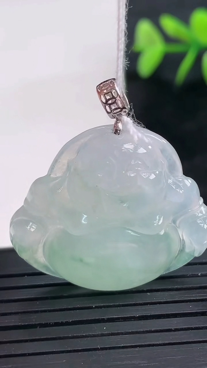 天然A货翡翠种飘花佛公吊坠尺寸28.6-30.8-5.7重量:8.23g
3月28日