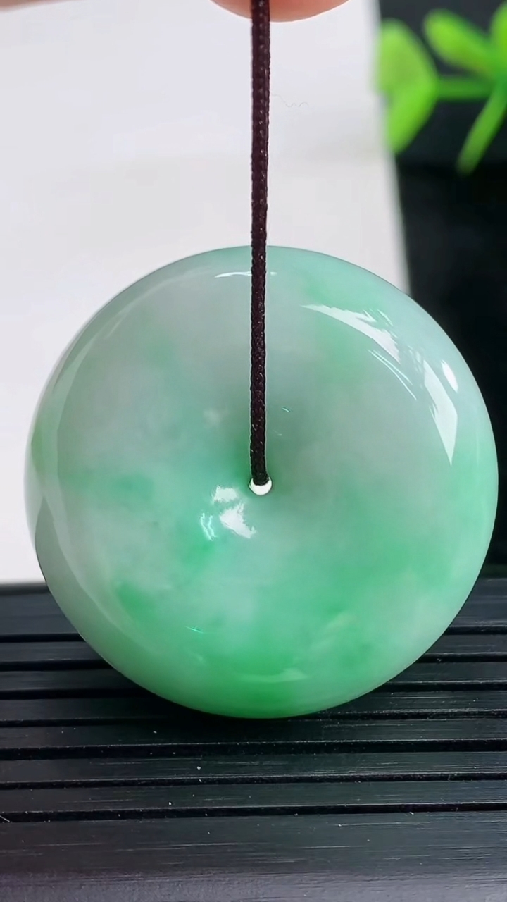 天然A货翡翠平安扣吊坠尺寸31.5-12重量:25.91g
3月28日