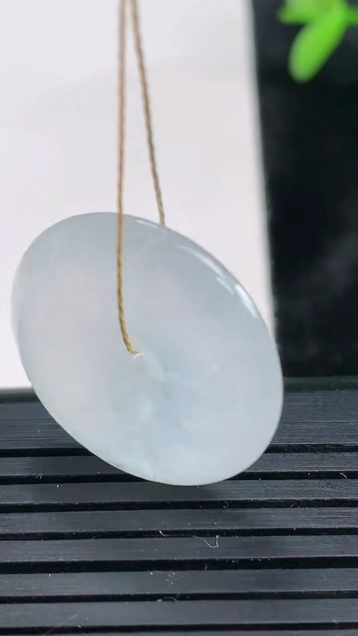 天然A货翡翠平安扣吊坠尺寸22.4-5.4重量:5.83g
3月28日