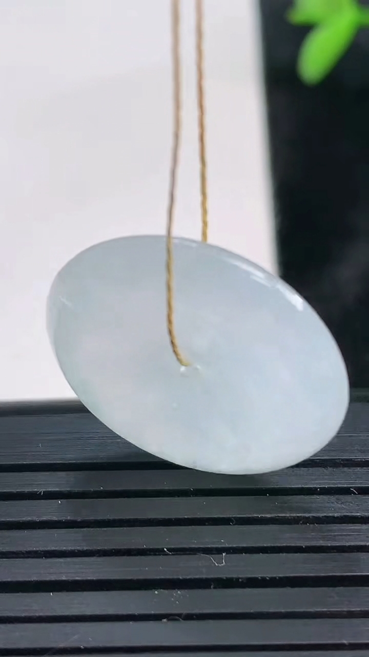 天然A货翡翠平安扣吊坠尺寸22.4-5.4重量:5.83g
3月28日