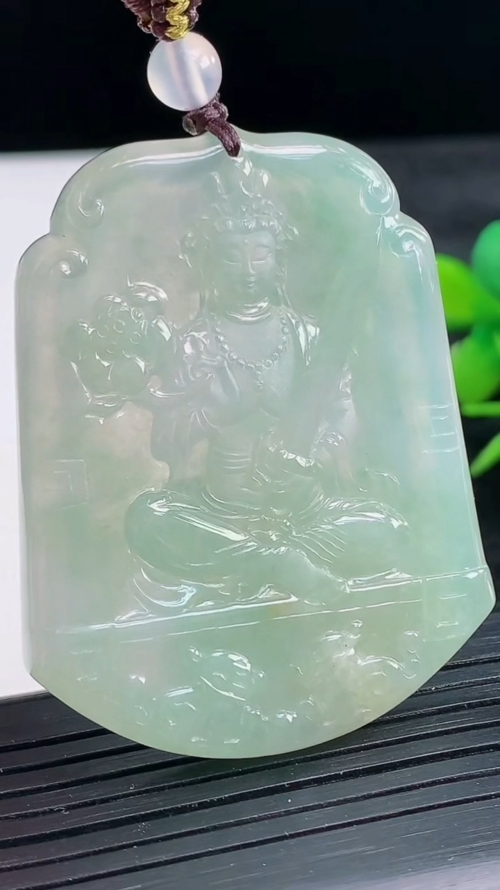 天然A货翡翠虚空藏菩萨吊坠尺寸51.6-41.4-5.3重量:28.61g
3月28日