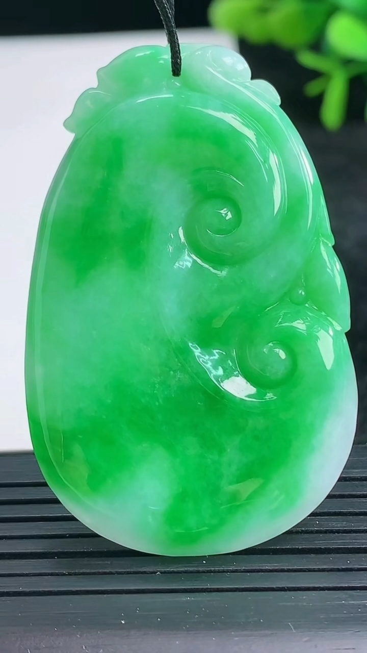 天然A货翡翠如意吊坠尺寸50.7-32.7-4.7重量:16.53g
3月28日