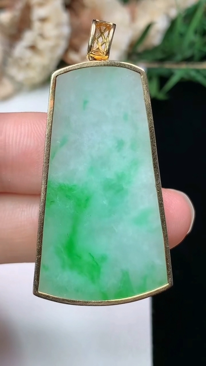 天然A货翡翠无事牌吊坠，尺寸36.8-21.7-6.8，重量:8.72g
3月28日