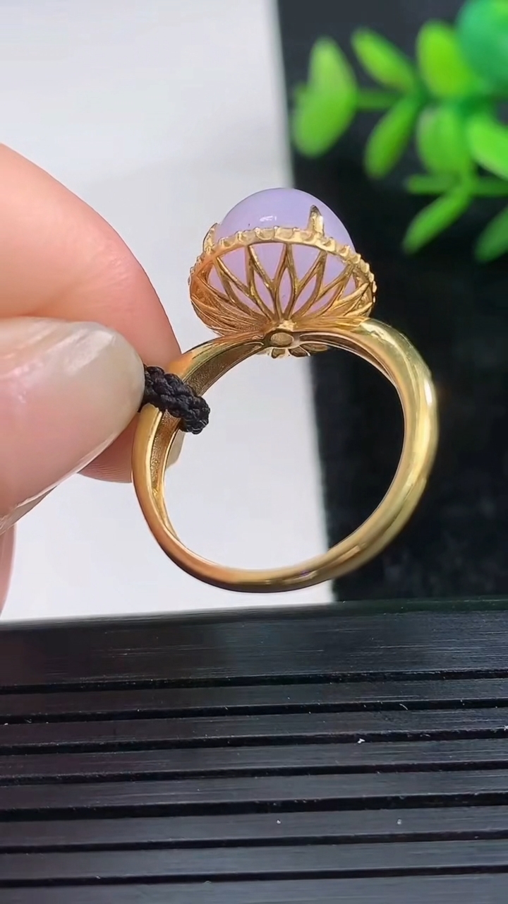 天然A货翡翠18K金紫罗兰蛋面戒指尺寸17.6-11.4-10.2重量:4.17g2026年3月28日
工厂直销收藏佳品,种好水足，色泽均匀，有种有色，上手高大气！