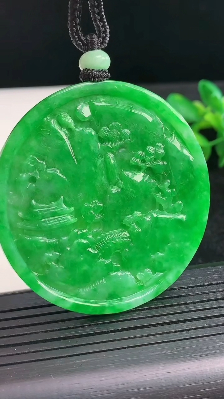 天然A货翡翠山水牌吊坠尺寸54.5-4.1重量:31.29g
3月28日