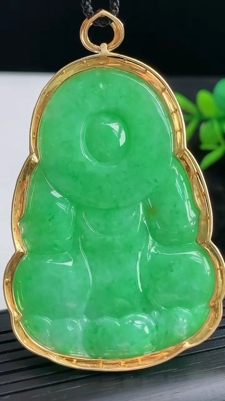 天然A货翡翠观音菩萨吊坠尺寸69.3-41.9-9重量:33.65g
3月28日
