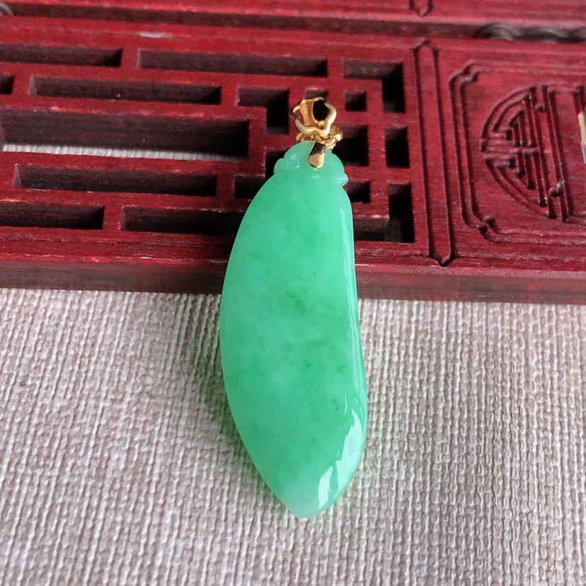 天然A货翡翠18K金扣头满绿福瓜吊坠 
尺寸41.4-37-13.5-6.2mm 重量66g 032