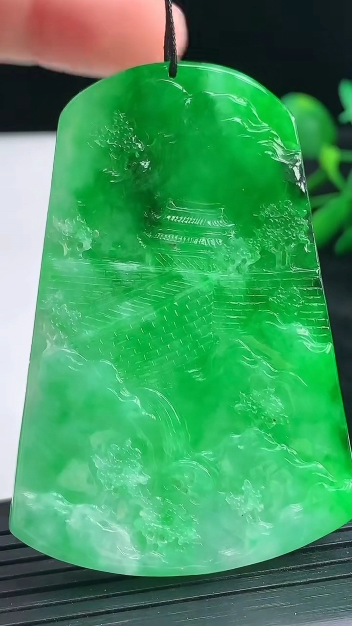 天然A货翡翠山水牌吊坠尺寸61.3-41.9-7.9重量:40.37g
3月28日