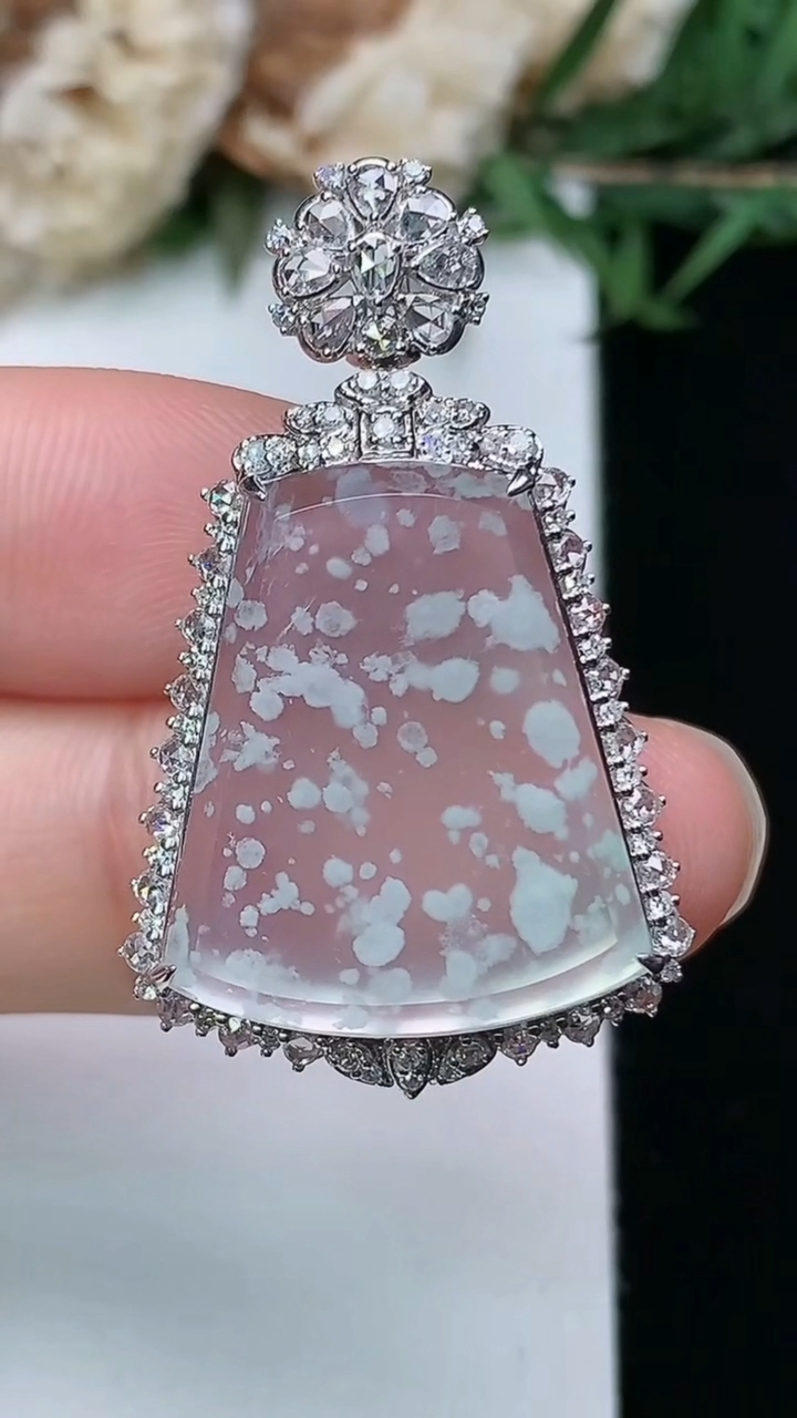 天然A货翡翠白冰无事牌吊坠，尺寸35.3-21.6-8，裸石20.8-17.2，重量:4.16g
3