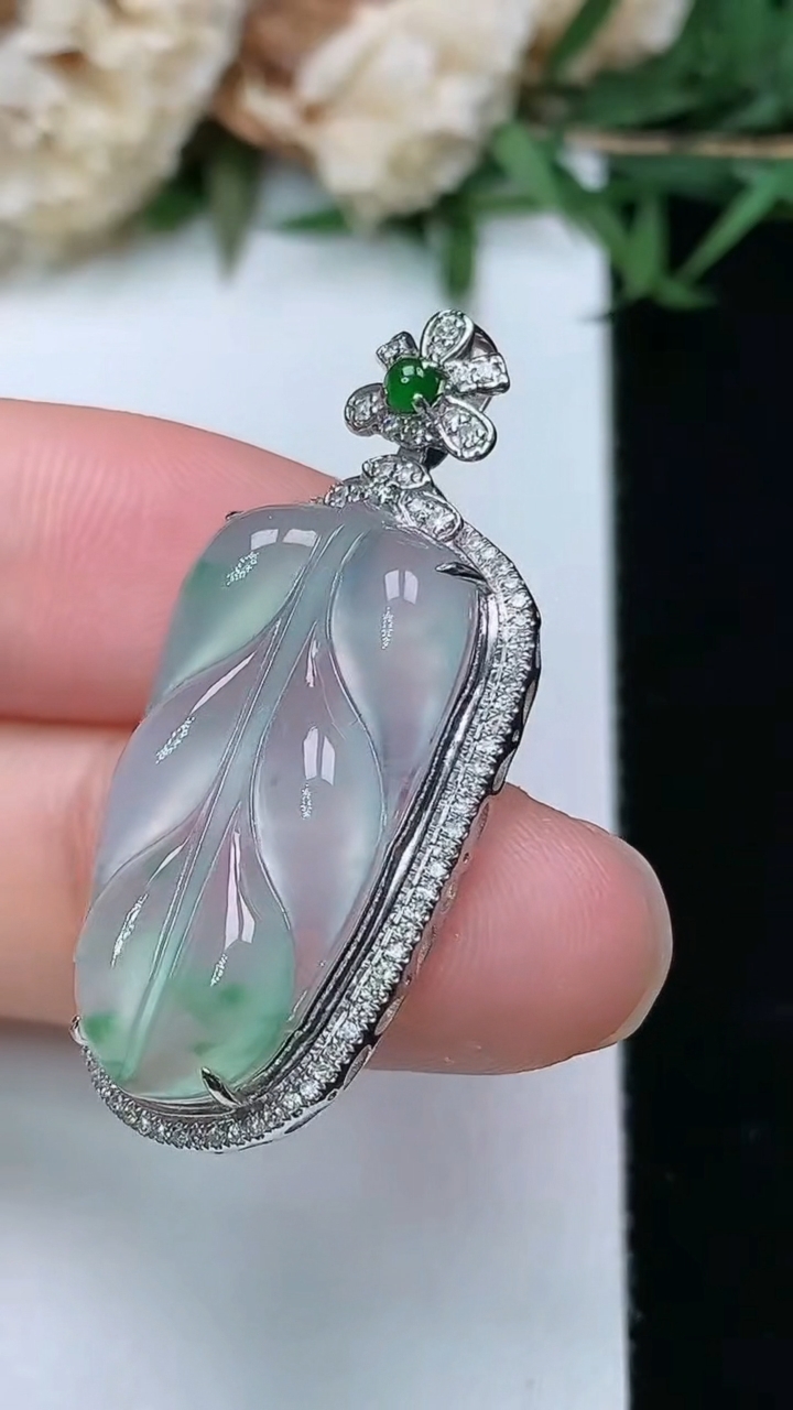 天然A货翡翠金枝玉叶 叶子吊坠，尺寸34.6-15.7-7.9
3月28日